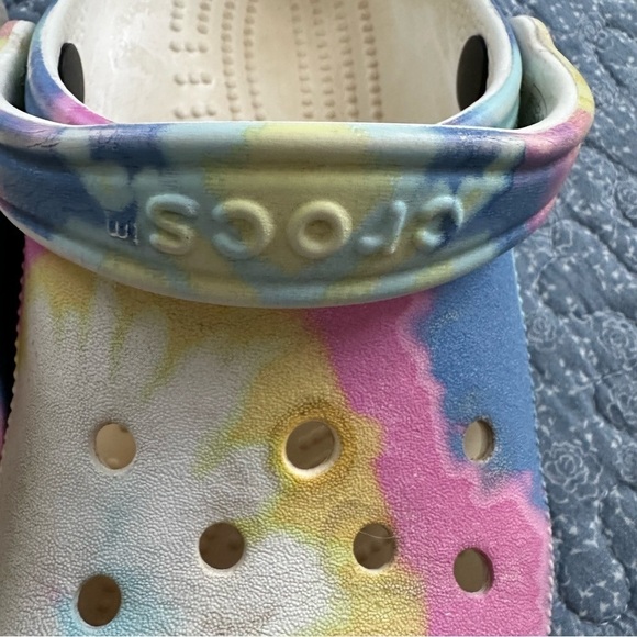 Crocs Clogs Tie Dye Iconic Comfort Lightweight Breathable Washable Size 8 - Picture 3 of 9